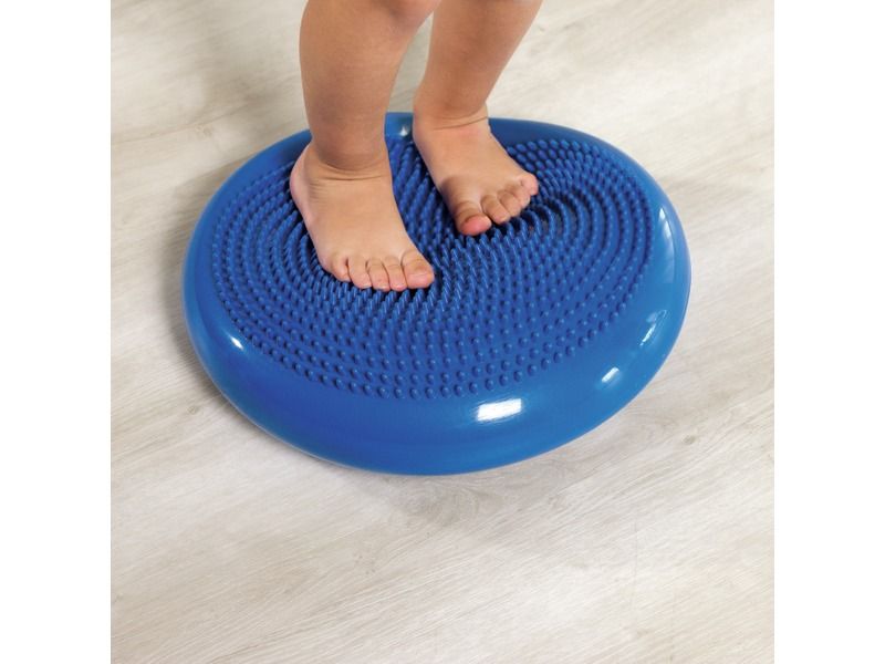 enfant hyperactif qui gigote sur sa chaise pendant les devoirs, incapable de rester assis 