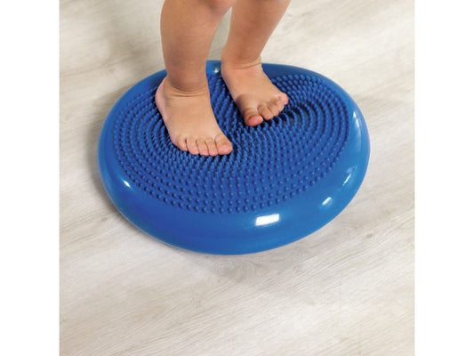 enfant hyperactif qui gigote sur sa chaise pendant les devoirs, incapable de rester assis 