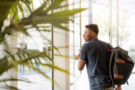 étudiant DYS ou TDAH à l'université qui s'informe sur ses droits au service handicap pour obtenir des aménagements d'examens