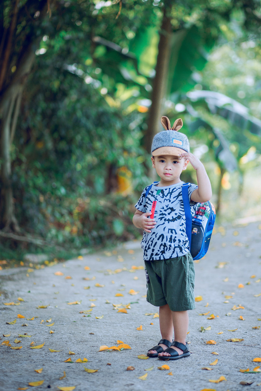 enfant atypique DYS ou TSA qui suit des pictogrammes visuels pour sa première rentrée en maternelle ou CP