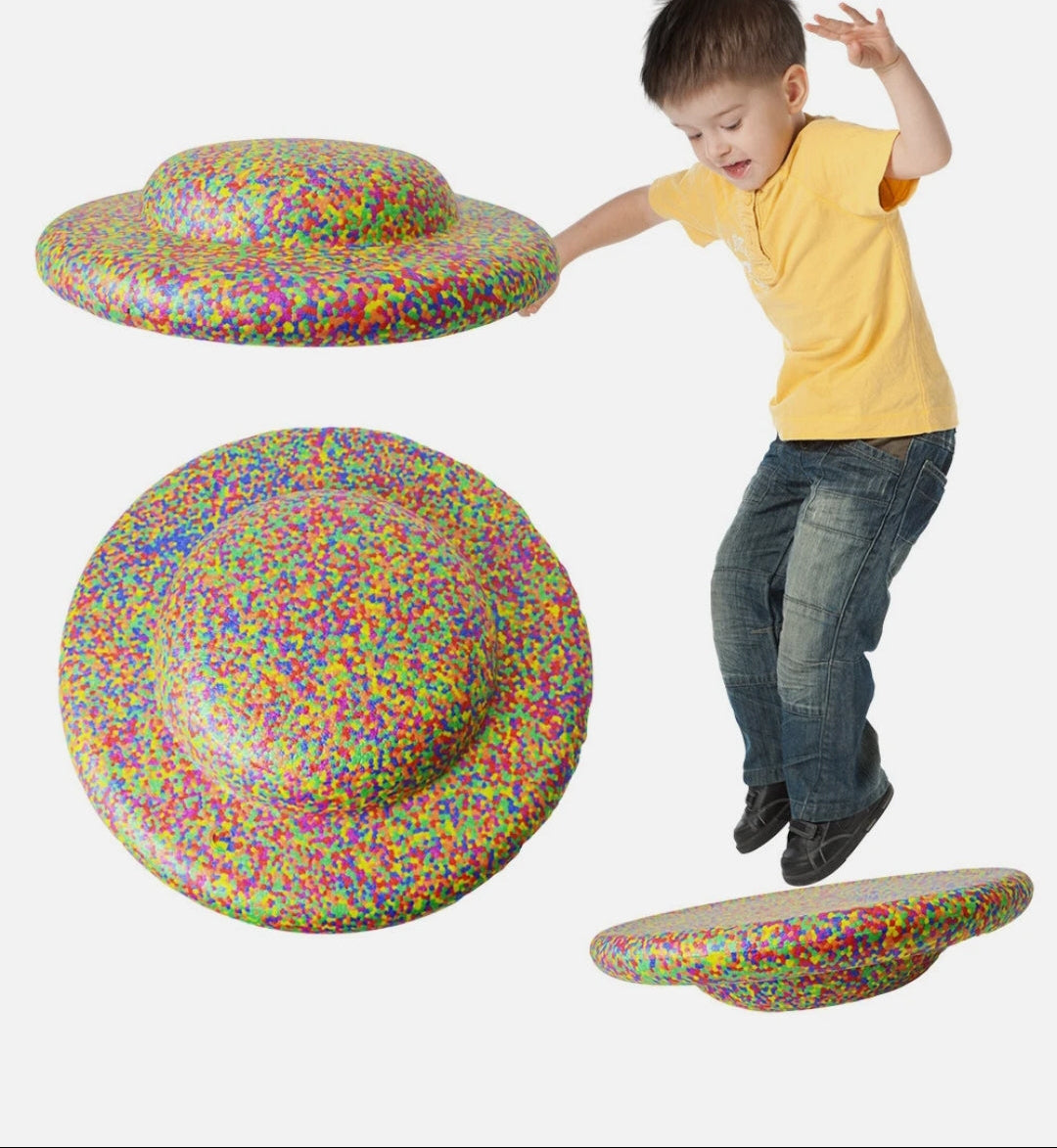 associant proprioception, planche et mouvement, l'enfant stimule directement son système vestibulaire