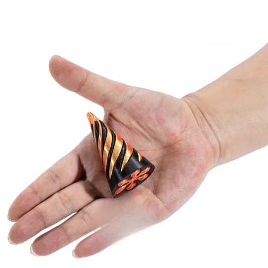 Objet sensoriel rotatif en forme de pyramide