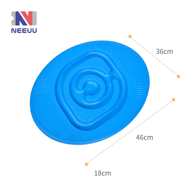 petite fille planche équilibre escargot bleue pieds nus sourire