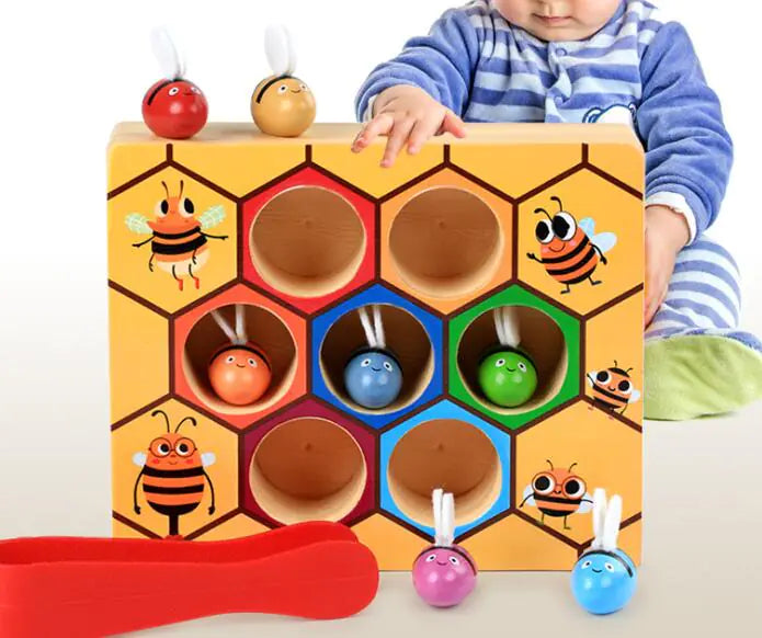 enfant 3 ans découvrant jeu ruche pince bois couleurs Do'Dys